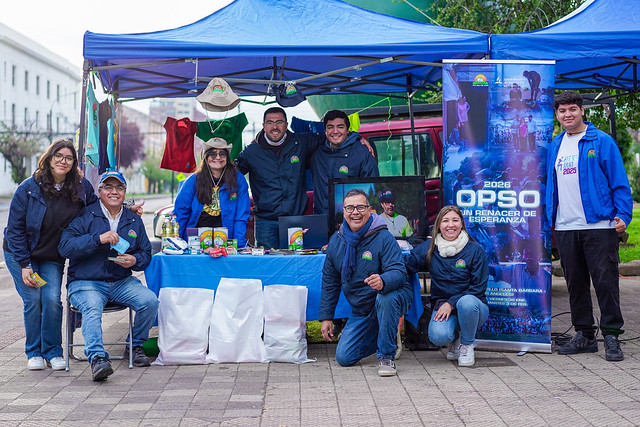 Voluntarios realizando una charla educativa